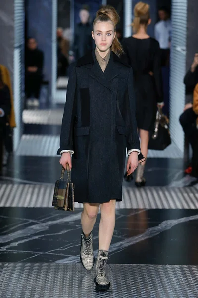 Look 16